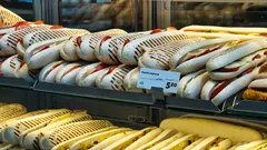 Zamestnanec supermarketu otvorene hovorí: Ako nás obchody denne klamú predávaním baleného chleba